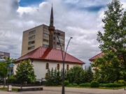 Razbijeno staklo na pomoćnom objektu Čaršijske džamije u Prijedoru