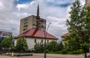 Razbijeno staklo na pomoćnom objektu Čaršijske džamije u Prijedoru