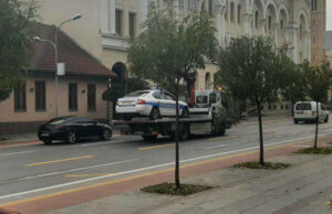 Pauk služba odvezla policijski automobil u samom centru Banjaluke