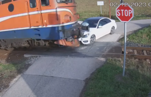 Za dlaku izbjegnuta tragedija u Stanarima: Objavljen stravičan snimak udara voza u automobil (VIDEO)