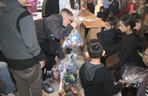 Novogodišnji paketići za djecu korisnike Narodne kuhinje „Optimisti“