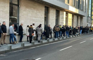 Duge kolone ispred Ambasade Njemačke