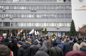 Radnici ArcelorMittala uprkos prijetnjama otkazima održali proteste pred kompanijom