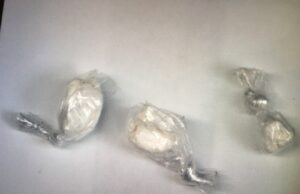 Zbog droge uhapšene tri osobe, oduzeta droga i pištolj