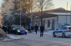 Kombi bh. tablica bježao policiji u Hrvatskoj, udario stub pa policijski auto