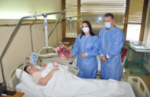 Prva beba rođena u Prijedoru u 2024. godini dobila zlatnik od gradonačelnika