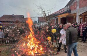 Osveštan i naložen centralni badnjak