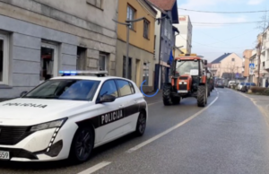 Poljoprivednici održali protestnu vožnju traktorima pred zgradom gradske uprave Sanski Most