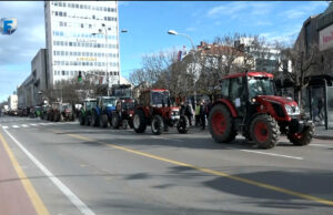 Traktori parkirani u centru Banje Luke, idući put dolaze s đubrivom