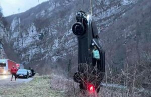 Automobil sletio u Vrbas, bračni par i troje djece uspjeli su se spasiti