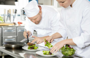 Neviđena potražnja za kuharima uoči sezone: Plata viša od 3.000 KM