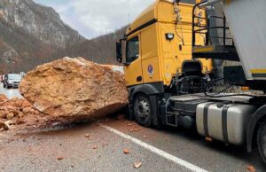 Ogromna stijena pala pred sami šleper