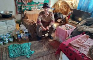 Sanski Most: Dedo Saleš živi u neimaštini, jedini prijatelji mu psi i mačke