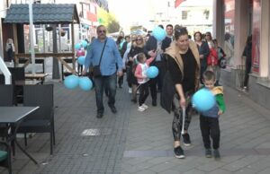 Šetnja centrom grada s plavim balonima