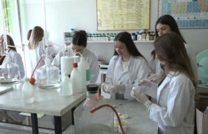 Prijedor: Faramceutski tehničari u školi proizvode kozmetiku, uskoro izlazak na tržište