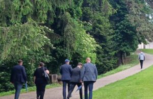 Visoki predstavnik u BiH posjetio Kozaru Ustupljena fotogarfija