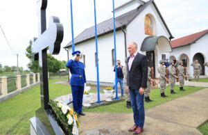 Helez se poklonio ubijenim civilima bh Hrvata u Grabovici, a zatim posjetio Sijekovac te položio cvijeće ubijenim civilima bh Srba