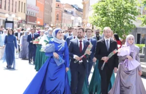 Ulicama Banja Luke prošetala prva generacija maturanata medrese, prvi put nakon 80 godina