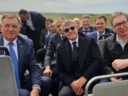 Autobus sa Vučićem i Dodikom se zaglavio u blatu, morali da izađu