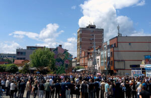 Prijedor: Obilježen Dan bijelih traka, bijele ruže položene na Trgu (FOTO)