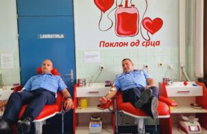 Policijski službenici daruju krv