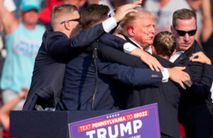 Trump izašao iz bolnice nakon pucnjave pa poslao poruku građanima: Metak mi je probio gornji dio uha