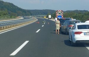 Obustavljen saobraćaj na auto-putu: Vozilo udarilo radnika na održavanju ceste