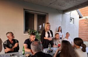 RAZGOVOR O MNOGIM TEMAMA I PROBLEMIMA Dragojević Stojić posjetila mještane Vrbica (FOTO)