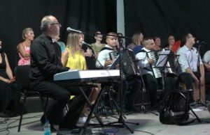 U Ljetnoj bašti Prijedorčani uživali u narodnim, zabavnim, starogradskim i šlager numerama