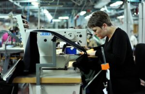 Gase se manje firme u industriji tekstila, kože i obuće u RS