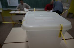 IZBORNE PRIPREME Olovke, markeri i birački spiskovi se transportuju u pratnji policije