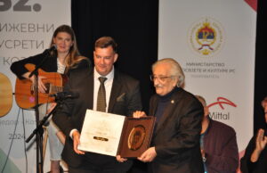 Peri Zupcu uručena nagrada ” Skender Kulenović – Književni vijenac Kozare”