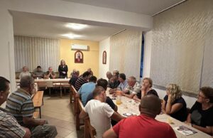 “VRIJEME JE DA RADIMO ZA PRIJEDOR” Dragojević Stojić razgovarala sa mještanima Petrova (FOTO)