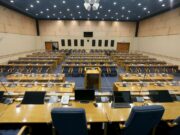 Poslanici mjesecima ne rade, a ogromne plate redovno liježu