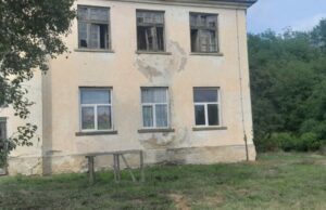 TUŽNE SLIKE Pogledajte u kakvu školu idu đaci u Cikotama (FOTO)