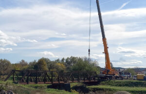 Uklanjaju stari željeznički most u Gomjenici (VIDEO)