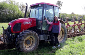 Život na jednom prijedorskom selu: Ivana vozi traktor, brine o imanju, ali i svoje troje djece Ivana Kos, foto: Prijedor24.com