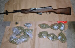 Pretresom pronađeno 1,6 kg droge i oružje