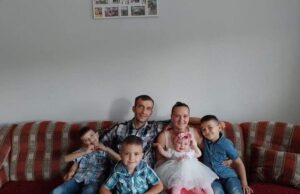 Supružnici sa 4 djece ostali bez krova nad glavom