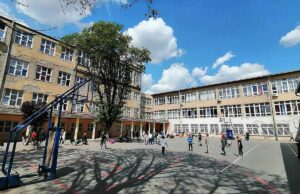 Pukla nadstrešnica iznad ulaza u osnovnu školu u Beogradu