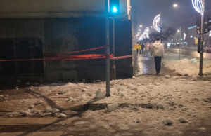 Snijeg sa krova GU Banjaluka pao na dijete, odveli ga u Hitnu