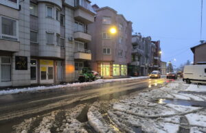 Mehanizacija od ranih jutarnjih časova čisti snijeg u gradu prema prioritetima