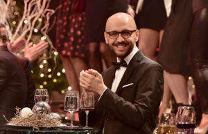 Prijedorski pjevač Dejan Ćulum dvije decenije na sceni, u koferu ima raznih uspomena