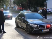 Dok građani jedva spajaju kraj s krajem, voza se u Mercedesu od preko 300.000 KM