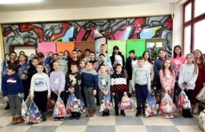 Humano Brdo podijelilo novogodišnje paketiće