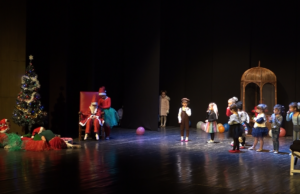 U Prijedoru izveden igrokaz “Kako se Baba Roga zaljubila u Djeda Mraza”