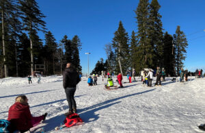 Posjetioci ponovo oživjeli Kozaru, uživaju u zimskim sportovima, šetnji, ali i gurmanskim izazovima