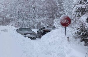 Saobraćaj i dalje obustavljen na nekoliko puteva zbog velike količine snijega, dodatni problem je jak vjetar