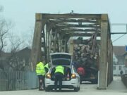 Sanski Most: Kamion natovaren trupcima zaglavio se na mostu