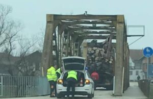 Sanski Most: Kamion natovaren trupcima zaglavio se na mostu